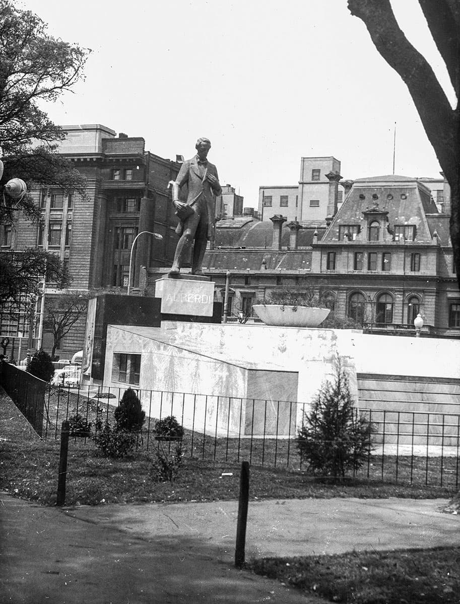 Monumento_Alberdi_32@2x